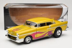 Chevrolet Custom Geltonas su Liepsna Hot Wheels 1:18 21356 Metalas - nuotrauka 8 iš 8