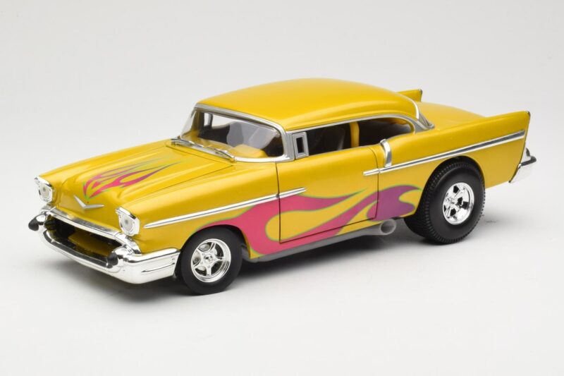 Chevrolet Custom Geltonas su Liepsna Hot Wheels 1:18 21356 Metalas