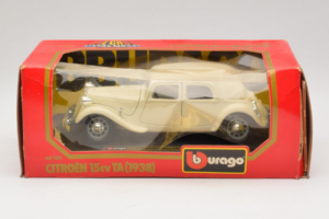 Citroen 15CV Traction Avant Smėlio Bburago 1:24 1501-B1 Metalas