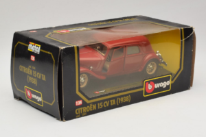 Citroen 15CV TA Raudonas Bburago 1:24 1501 Metalas - nuotrauka 2 iš 3