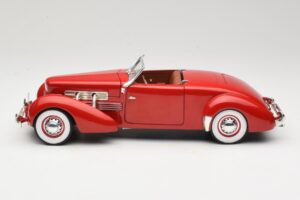 Cord 812 Kabrioletas Raudonas American Muscle 1:18 32158 Metalas - nuotrauka 4 iš 8