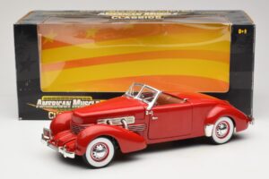 Cord 812 Kabrioletas Raudonas American Muscle 1:18 32158 Metalas - nuotrauka 8 iš 8