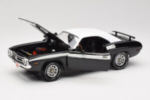 Dodge Challenger R/T Juodas & Baltas ERTL 1:18 36549 Metalas - nuotrauka 2 iš 8