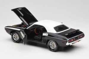 Dodge Challenger R/T Juodas & Baltas ERTL 1:18 36549 Metalas - nuotrauka 5 iš 8