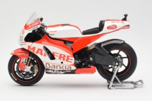 Ducati Desmosedici GP11 #8 H. Barbera Ducati MotoGP Team MotoGP 2011 Minichamps 1:12 123110008 Metalas