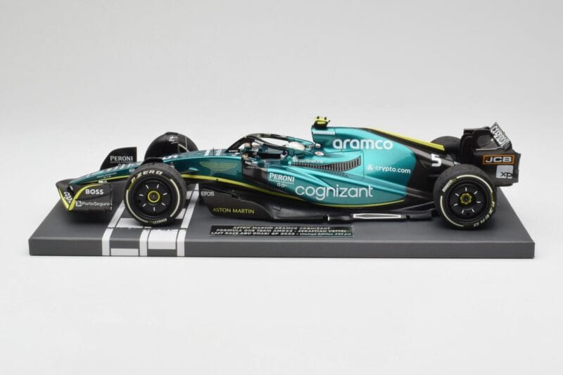 Aston Martin AMR22 Aramco #5 S. Vettel Abu Dhabi GP 2022 Last Race Collector's Edition Minichamps 1:18 117222205 Derva
