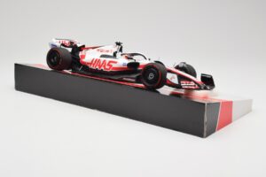 Haas VF-22 #20 K. Magnussen Pole Position Brazil GP 2022 Minichamps 1:18 147222120 Metalas - nuotrauka 4 iš 7