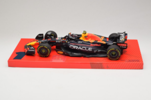 Red Bull Racing RB18 #1 M. Verstappen Oracle Winner Dutch GP 2022 Minichamps 1:18 113223501 Metalas