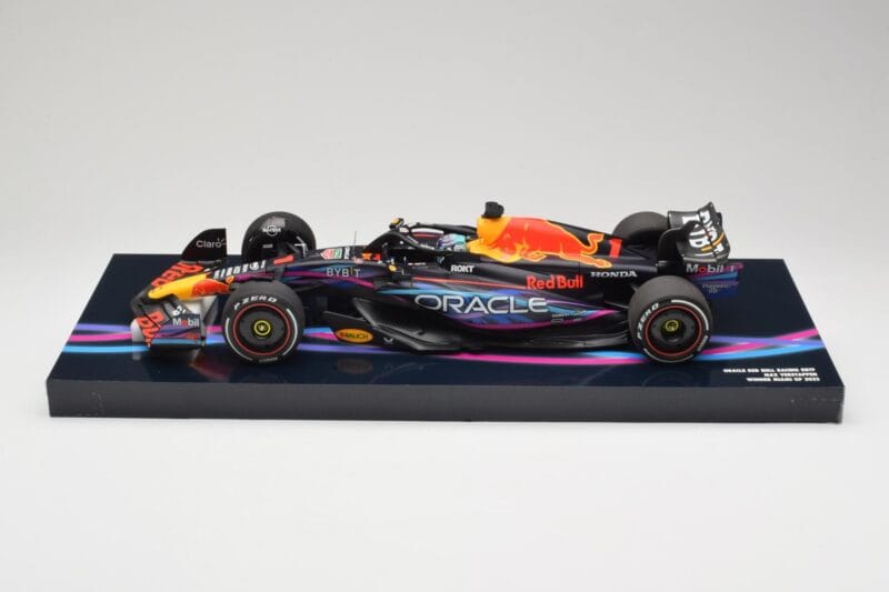 Oracle Red Bull Racing RB19 #33 M. Verstappen Miami GP 2023 Case Edition Minichamps 1:18 113233501 Derva