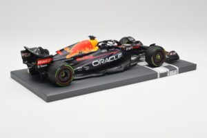 Red Bull RB18 #1 M. Verstappen Japan GP Winner No Figure & Pitboard 2022 Minichamps 1:18 113221801FB Metalas - nuotrauka 3 iš 7