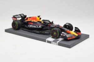 Red Bull RB18 #1 M. Verstappen Japan GP Winner No Figure & Pitboard 2022 Minichamps 1:18 113221801FB Metalas - nuotrauka 4 iš 7