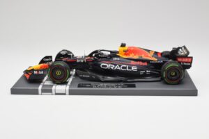 Red Bull RB18 #1 M. Verstappen Japan GP Winner No Figure & Pitboard 2022 Minichamps 1:18 113221801FB Metalas