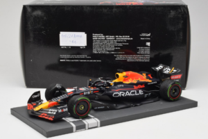 Red Bull Racing RB18 #1 M. Verstappen Japan GP Winner 2022 Minichamps 1:18 113221801FB-R1 Metalas - nuotrauka 7 iš 8