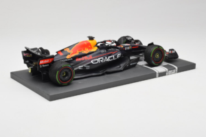 Red Bull Racing RB18 #1 M. Verstappen Japan GP Winner 2022 Minichamps 1:18 113221801FB-R1 Metalas - nuotrauka 3 iš 8