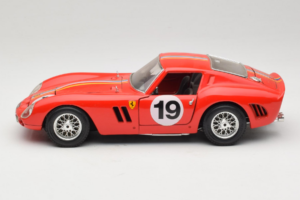 Ferrari 250 GTO #19 Raudonas Juostos 1962 Bburago 1:18 3011-P3 Metalas - nuotrauka 4 iš 8