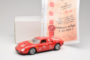 Ferrari 250 LM Raudonas Baltas Essen Autographs Riboto Leidimo Bburago 1:18 3033-P4 Metalas - nuotrauka 8 iš 8