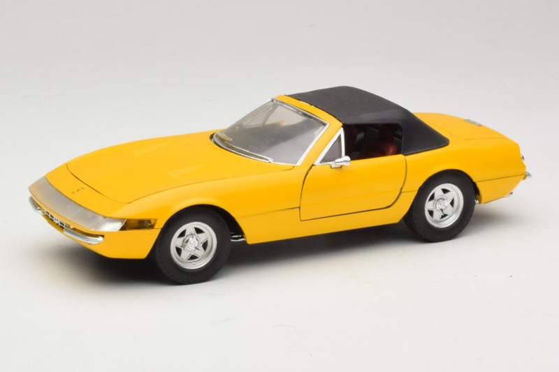 Ferrari 365 GTS Geltonas Su Juodu Stogu Solido 1:18 8018 Metalas