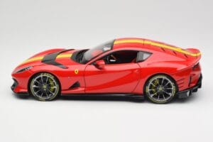 Ferrari 812 Competizione Rosso Corsa Su Geltonais Dryžiais Bburago 1:18 18-16915 Metalas - nuotrauka 4 iš 8