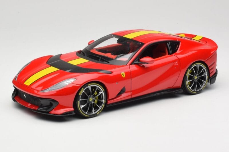 Ferrari 812 Competizione Rosso Corsa Su Geltonais Dryžiais Bburago 1:18 18-16915 Metalas