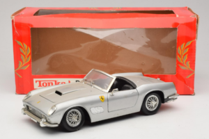 Ferrari California Kabrioletas Sidabrinis Tonka 1:18 01109-S1 Metalas - nuotrauka 8 iš 8
