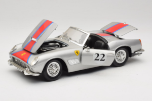 Ferrari California #22 Sidabrinis Raudona Juosta 1966 Tonka 1:18 01109-S2 Metalas - nuotrauka 2 iš 8