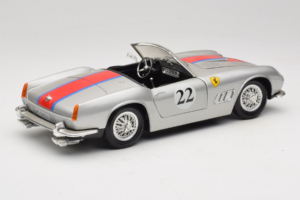 Ferrari California #22 Sidabrinis Raudona Juosta 1966 Tonka 1:18 01109-S2 Metalas - nuotrauka 3 iš 8