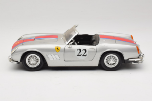 Ferrari California #22 Sidabrinis Raudona Juosta 1966 Tonka 1:18 01109-S2 Metalas - nuotrauka 4 iš 8