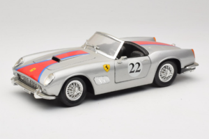 Ferrari California #22 Sidabrinis Raudona Juosta 1966 Tonka 1:18 01109-S2 Metalas