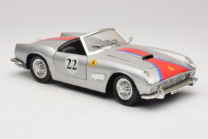 Ferrari California #22 Sidabrinis Raudona Juosta 1966 Tonka 1:18 01109-S2 Metalas - nuotrauka 6 iš 8