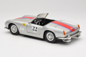 Ferrari California #22 Sidabrinis Raudona Juosta 1966 Tonka 1:18 01109-S2 Metalas - nuotrauka 7 iš 8