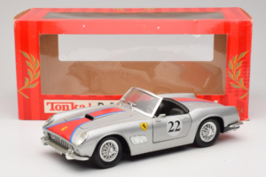 Ferrari California #22 Sidabrinis Raudona Juosta 1966 Tonka 1:18 01109-S2 Metalas - nuotrauka 8 iš 8