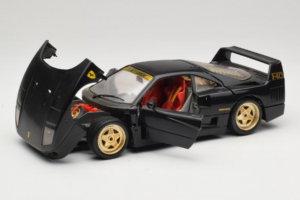 Ferrari F40 Juodas su Auksiniais Ratais Bburago 1:18 3032-B2 Metalas - nuotrauka 2 iš 8