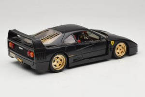 Ferrari F40 Juodas su Auksiniais Ratais Bburago 1:18 3032-B2 Metalas - nuotrauka 3 iš 8