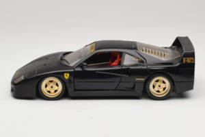 Ferrari F40 Juodas su Auksiniais Ratais Bburago 1:18 3032-B2 Metalas - nuotrauka 4 iš 8