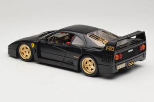 Ferrari F40 Juodas su Auksiniais Ratais Bburago 1:18 3032-B2 Metalas - nuotrauka 7 iš 8