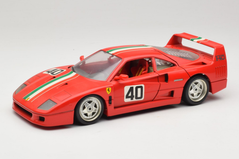 Ferrari F40 #40 Raudonas su Italijos Vėliava Bburago 1:18 3032-P1 Metalas