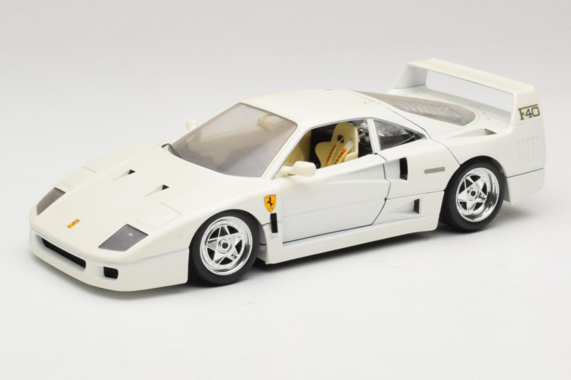 Ferrari F40 Baltas Bburago 1:18 3332-W4 Metalas