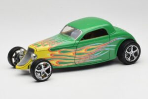 Ford Coupe Žalias su Ugnimi Road Signature 1:18 30109 Metalas