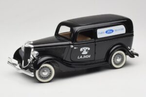 Ford Delivery Truck Ford Parts Juodas Solido 1:18 8417 Metalas