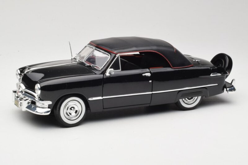 Ford Deluxe Kabrioletas Juodas Maisto 1:18 31681 Metalas