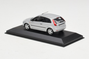 Ford Fiesta Mk5 2-Door Sidabrinis Minichamps 1:43 FIESTA003 Metalas - nuotrauka 3 iš 4