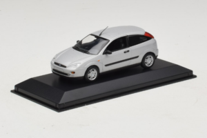 Ford Focus Mk1 3-Door Sidabrinis Minichamps 1:43 FOCUS005 Metalas - nuotrauka 2 iš 5