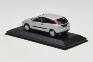 Ford Focus Mk1 3-Door Sidabrinis Minichamps 1:43 FOCUS005 Metalas - nuotrauka 3 iš 5