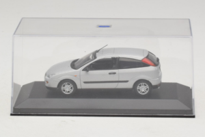 Ford Focus Mk1 3-Door Sidabrinis Minichamps 1:43 FOCUS005 Metalas - nuotrauka 4 iš 5