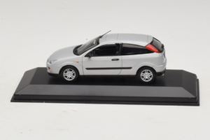 Ford Focus Mk1 3-Door Sidabrinis Minichamps 1:43 FOCUS005 Metalas