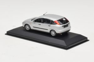 Ford Focus Mk1 Sidabrinis Minichamps 1:43 FOCUS006 Metalas - nuotrauka 3 iš 4