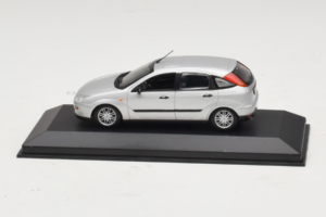Ford Focus Mk1 Sidabrinis Minichamps 1:43 FOCUS006 Metalas