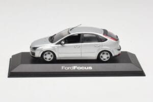 Ford Focus Mk2 Moondust Sidabrinis Minichamps 1:43 FOCUS002 Metalas