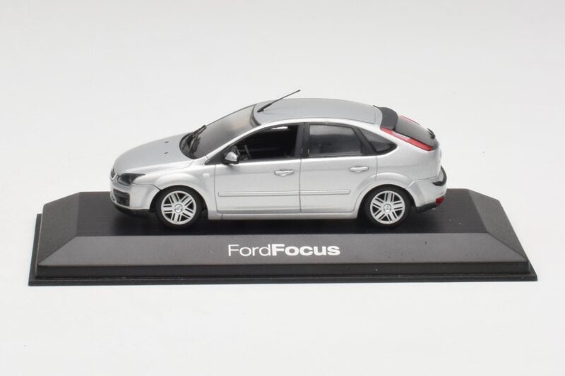 Ford Focus Mk2 Moondust Sidabrinis Minichamps 1:43 FOCUS002 Metalas