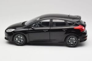 Ford Focus ST Mk2 Panther Black Metallic Minichamps 1:18 110082000 Metalas - nuotrauka 4 iš 8